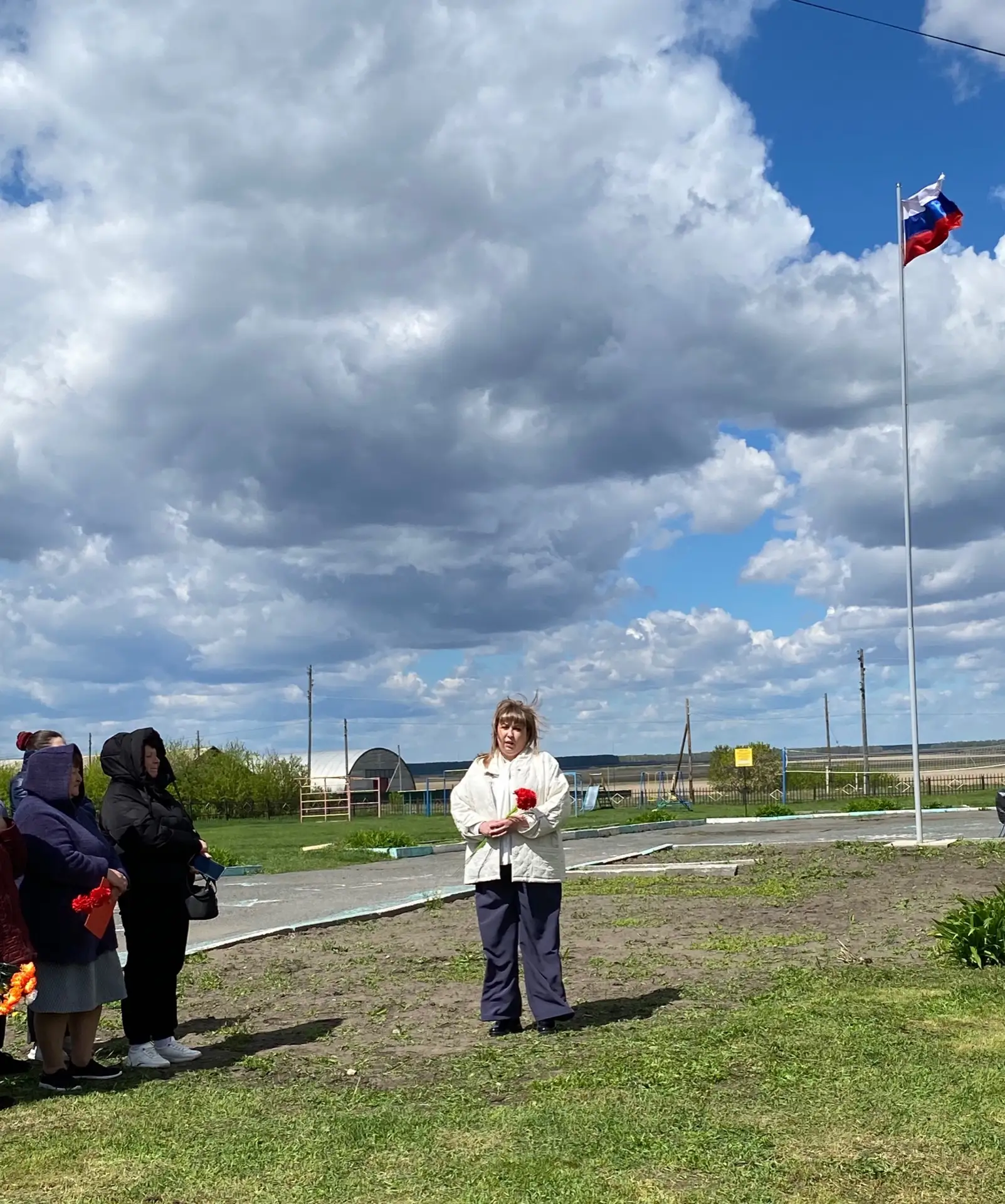 12 мая 2026 в Истошинской школе— день памяти и гордости.  На фасаде школы открыли Памятную стену и «