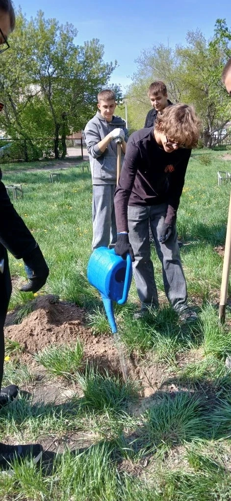 Активисты Движения Первых МБОУ СОШ 15 с гордостью приняли участие в акции "Сад Памяти". По всей Росс
