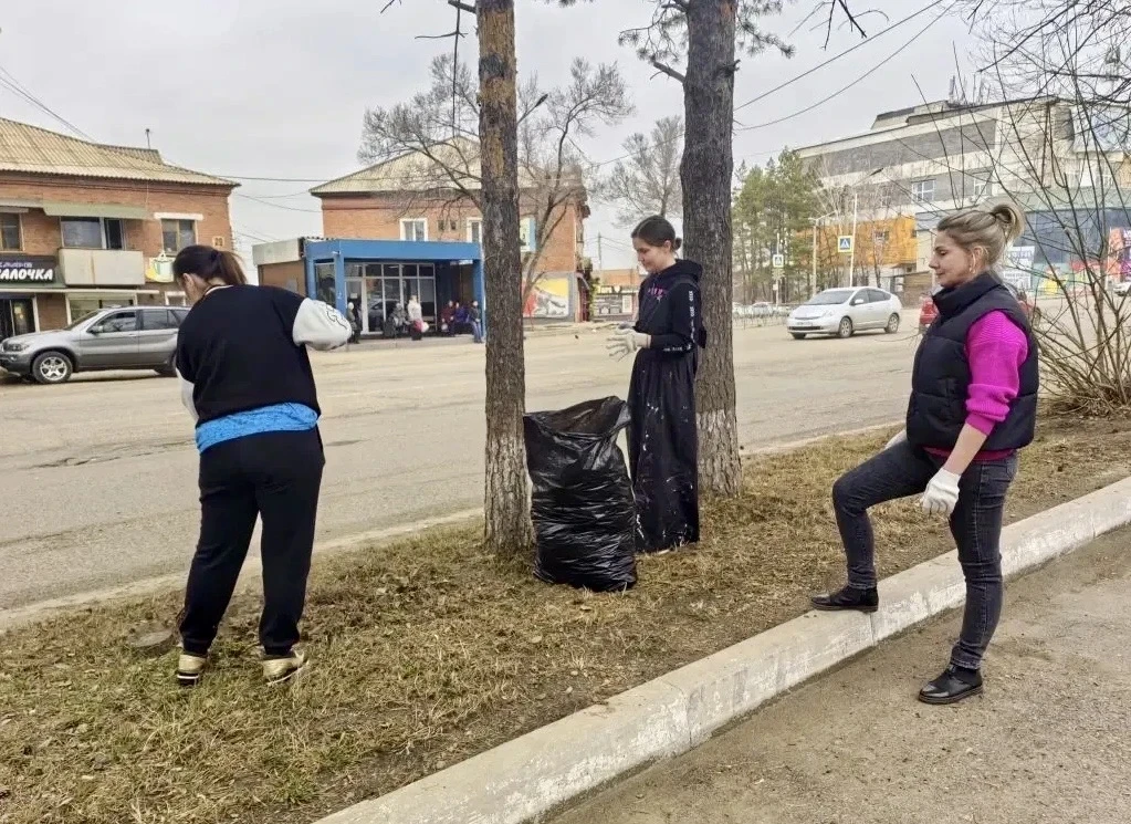 Чистота — дело общее!   🧹Работники культуры провели субботник на территории городского Дома культуры