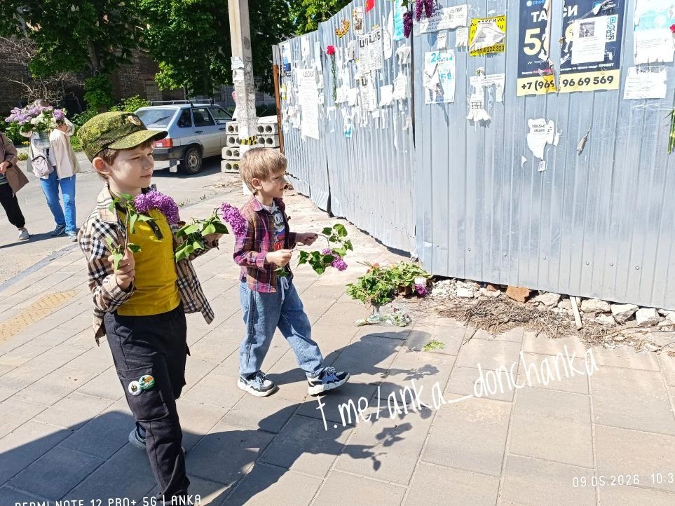 Наш парад по памятным местам.