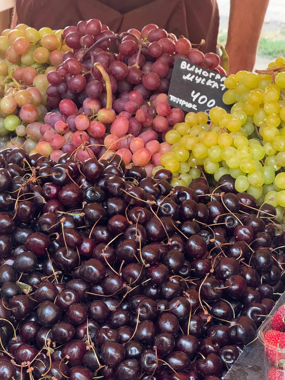 В Анапе на прилавках — свежие витамины на любой вкус 🍓🍒. Обзор рынка на Театральной п...
