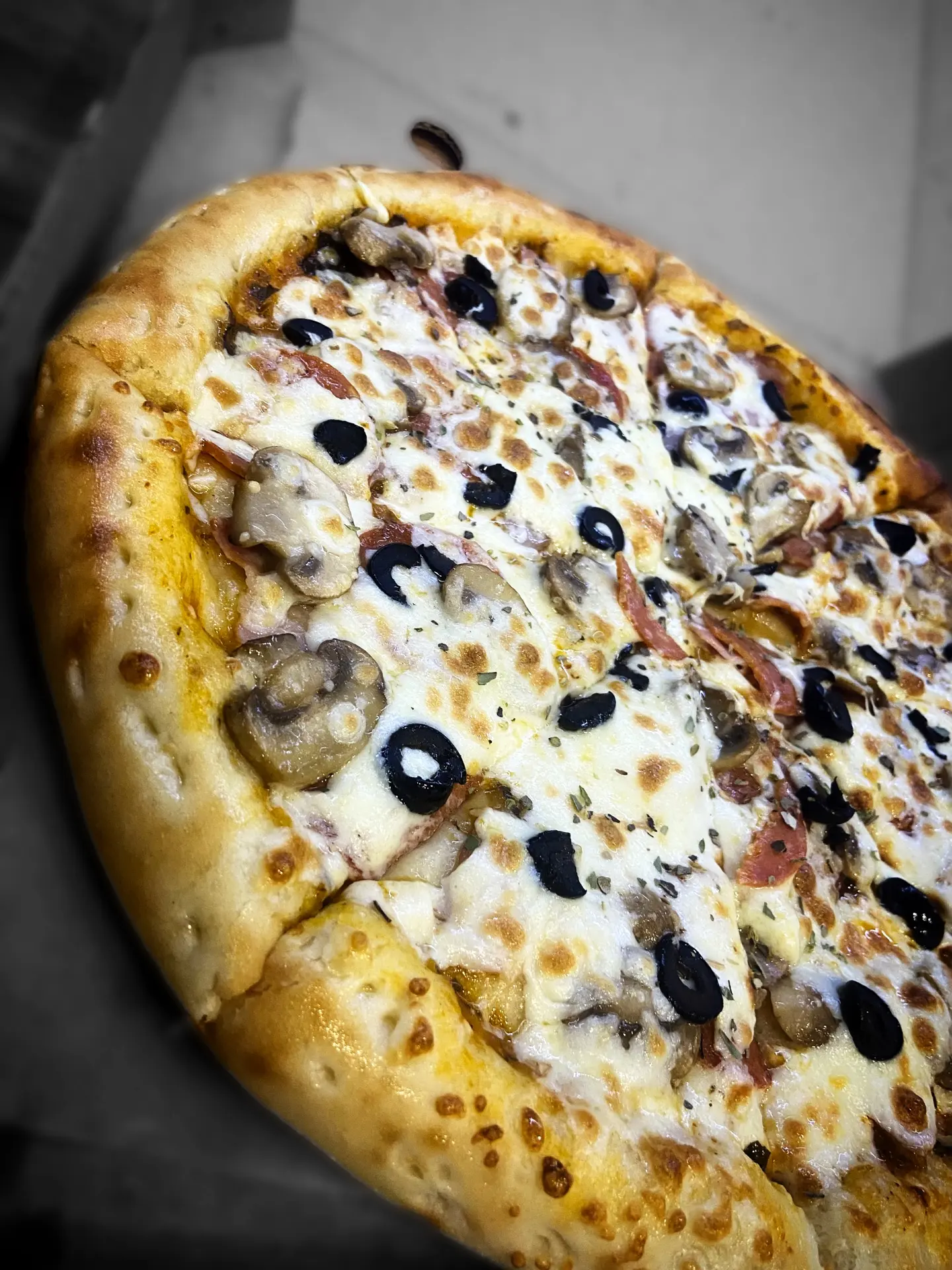 🍕С грибами , ветчиной, беконом, пеперони и маслинами.