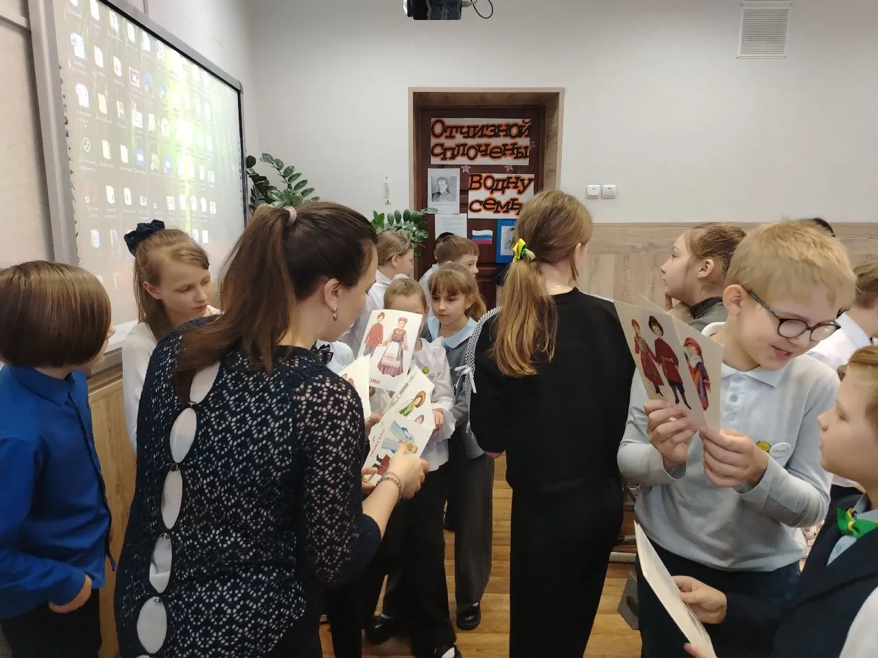 Сегодня урок чтения в 4 классе "Грамотеи" провела работник районной библиотеки. Ребята познакомились