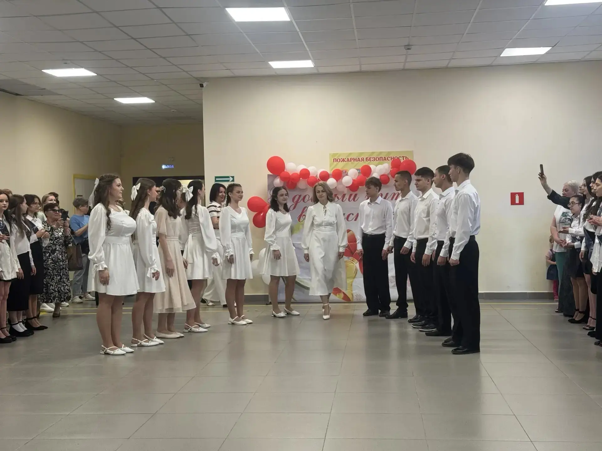 🎓 Последний звонок-2026: грустный и важный рубеж  Сегодня 7️⃣3️⃣3️⃣ девятиклассника и 1️⃣9️⃣8️⃣ один