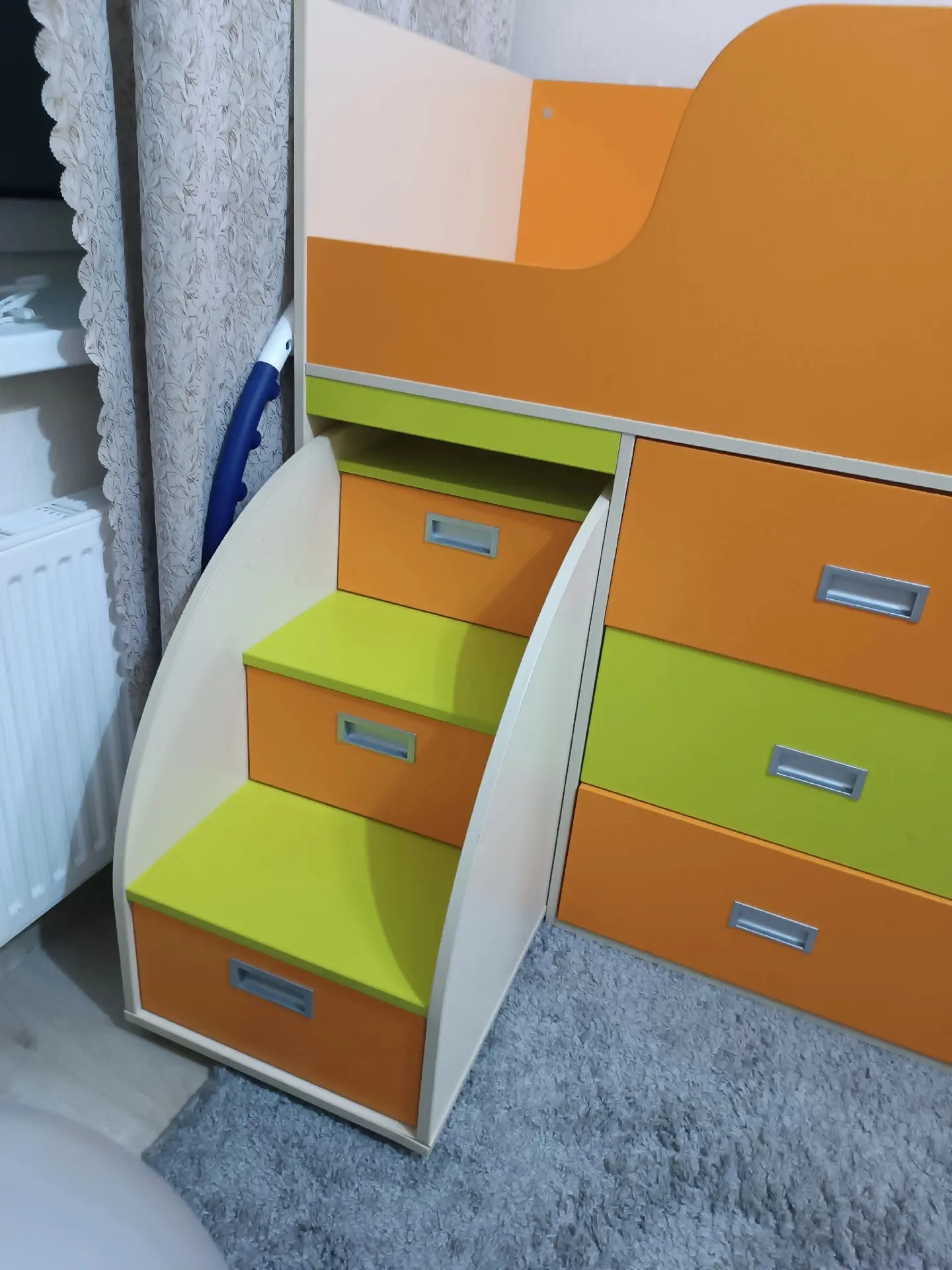 Продам детскую кровать-чердак.