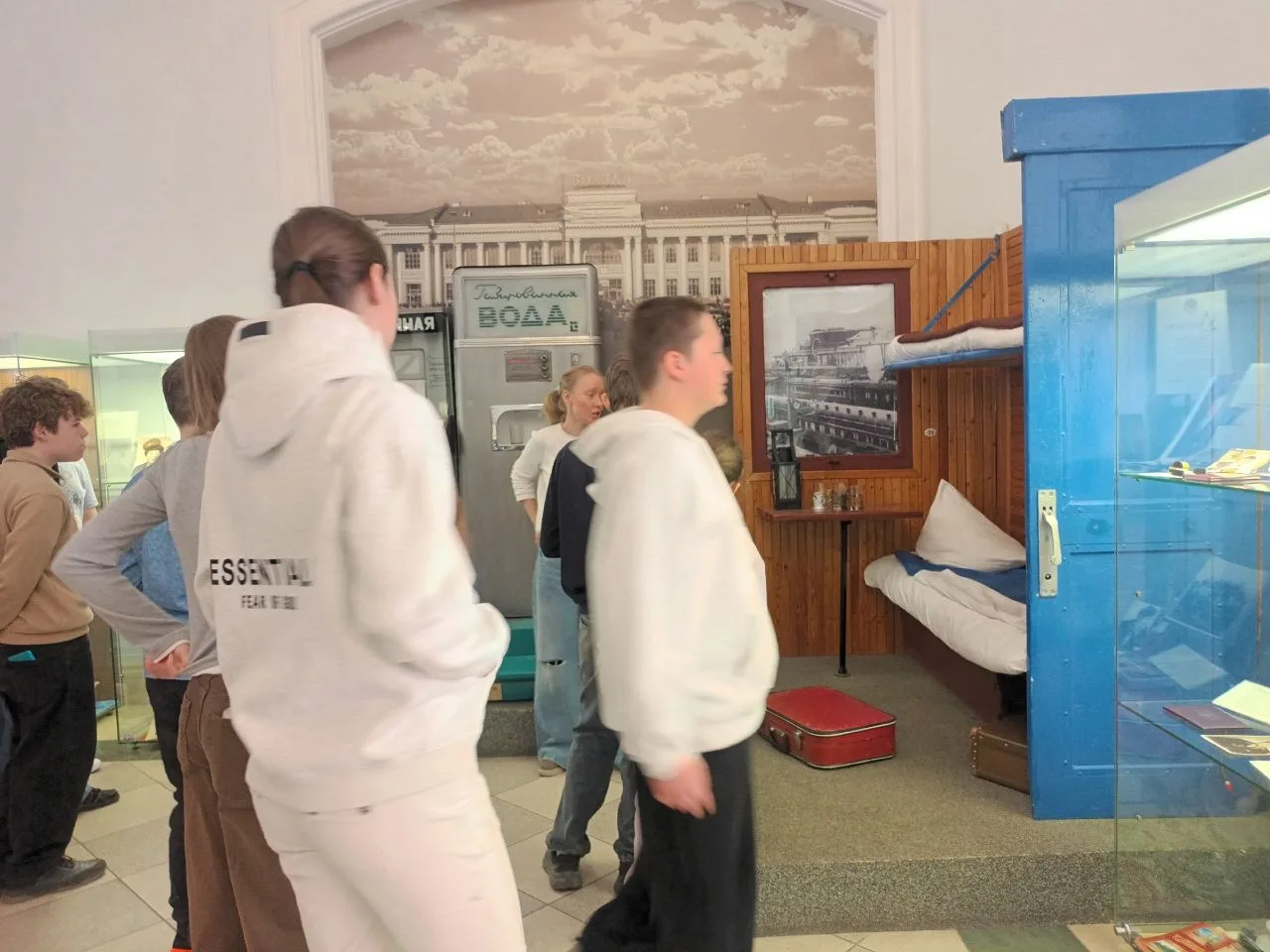 ОБРАЗОВАТЕЛЬНЫЕ КАНИКУЛЫ 🚇  Визитная карточкой Свердловской магистрали. Сегодня ученики 7 Б класса п