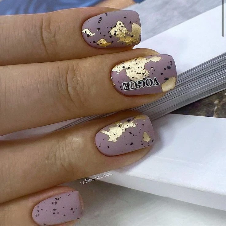 Идеи стильного маникюра с поталью ✨