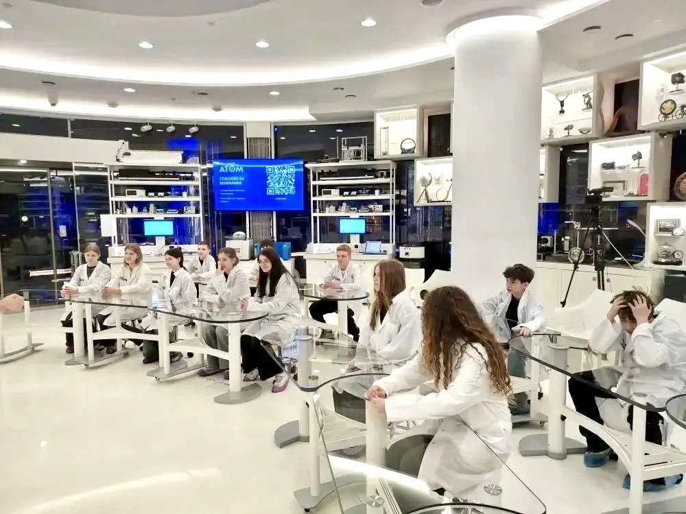 Учебный день в музее: 8 «Б» в  павильоне «Атом»  ⚡️Наши восьмиклассники отправились в увлекательное 