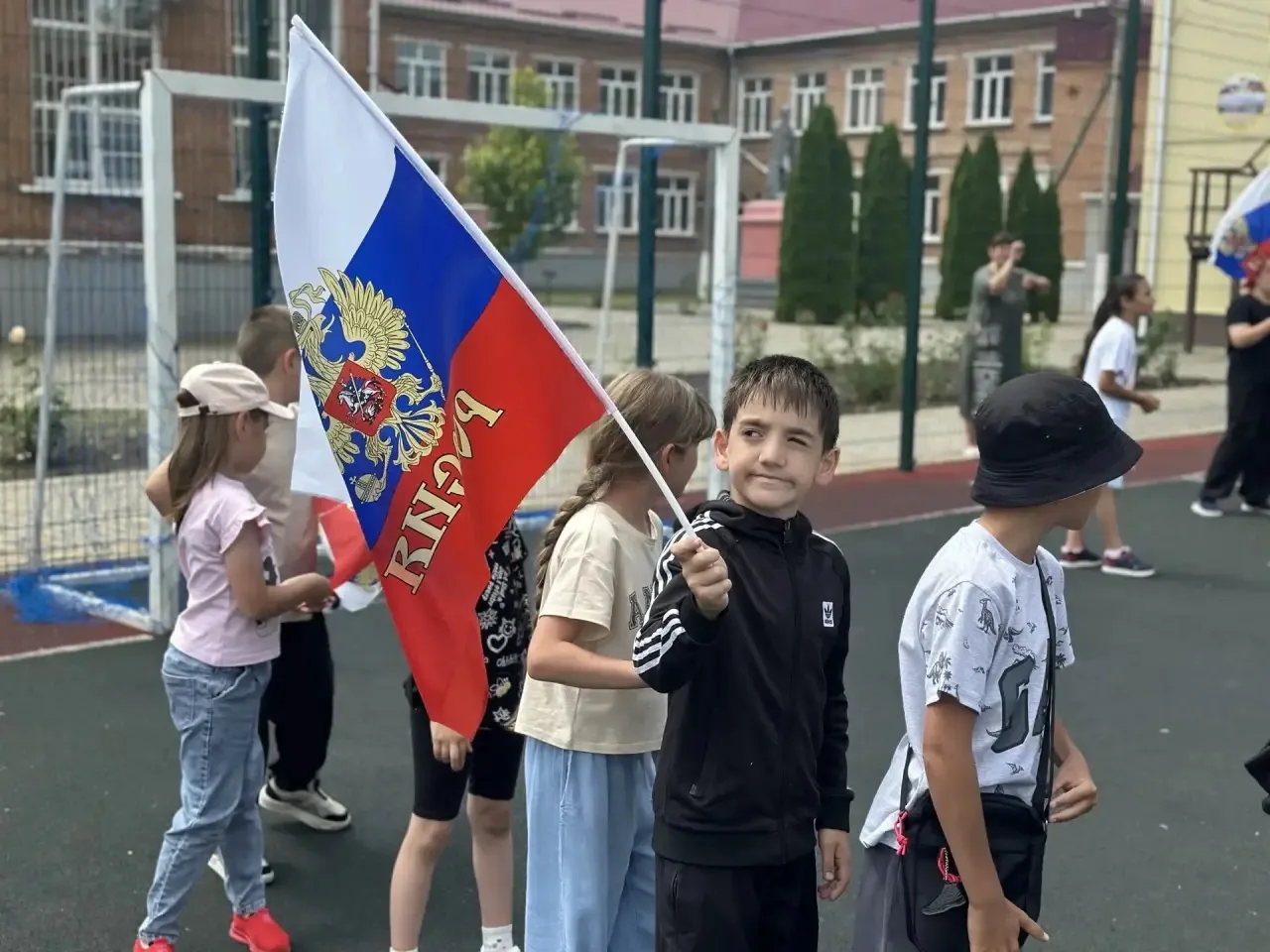 🎉 В школе прошли спортивные игры ко Дню Российского флага! 🇷🇺