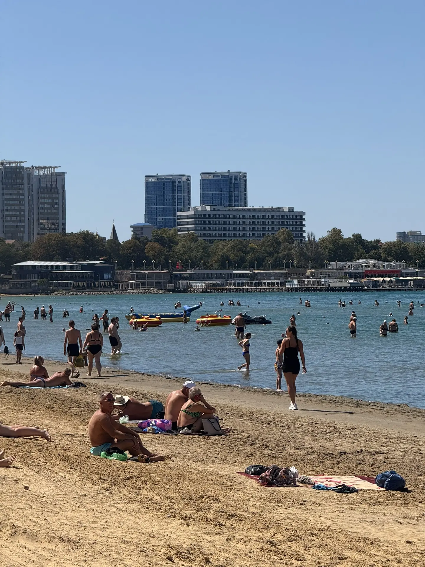 На Центральном пляже вода прозрачная, начинается сразу от качелей🏖️