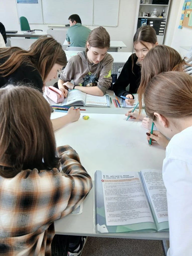 Урок химии: творческий подход через рисование.