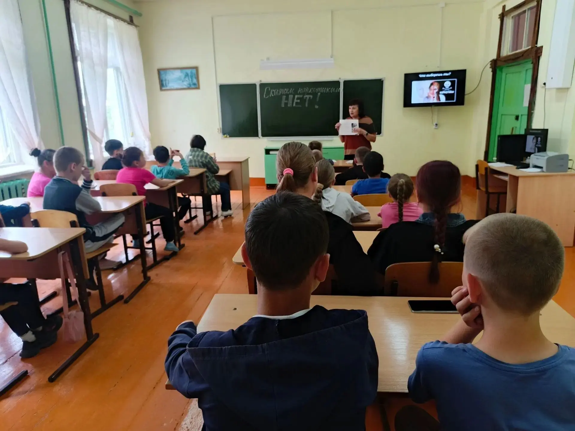 Здоровое будущее начинается с знаний: профилактическая встреча с врачом‑наркологом в пришкольном лаг