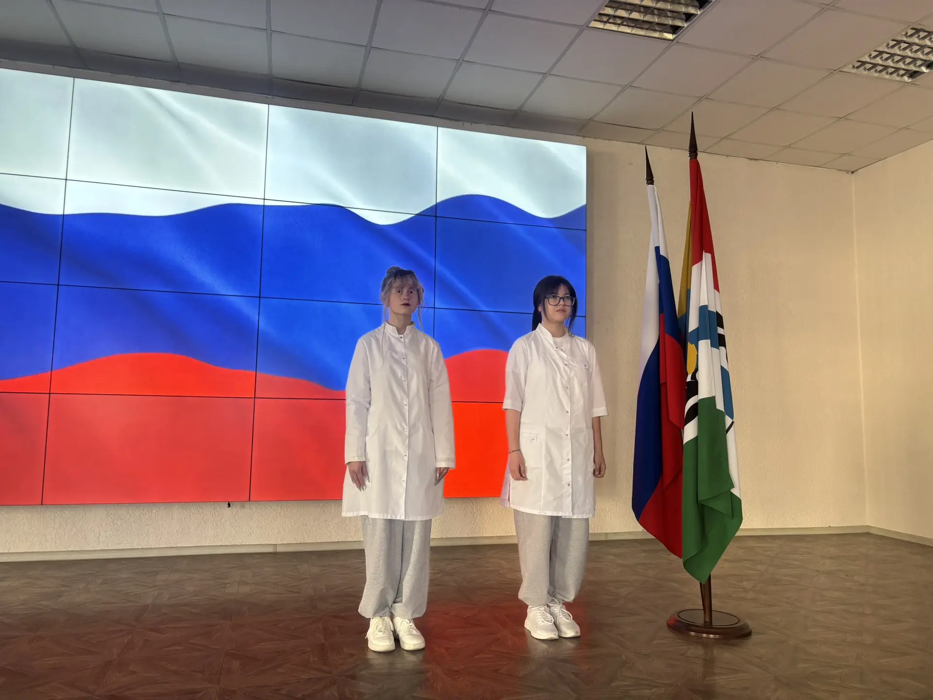 В нашем колледже вновь прошла торжественная церемония установки Государственного флага ...