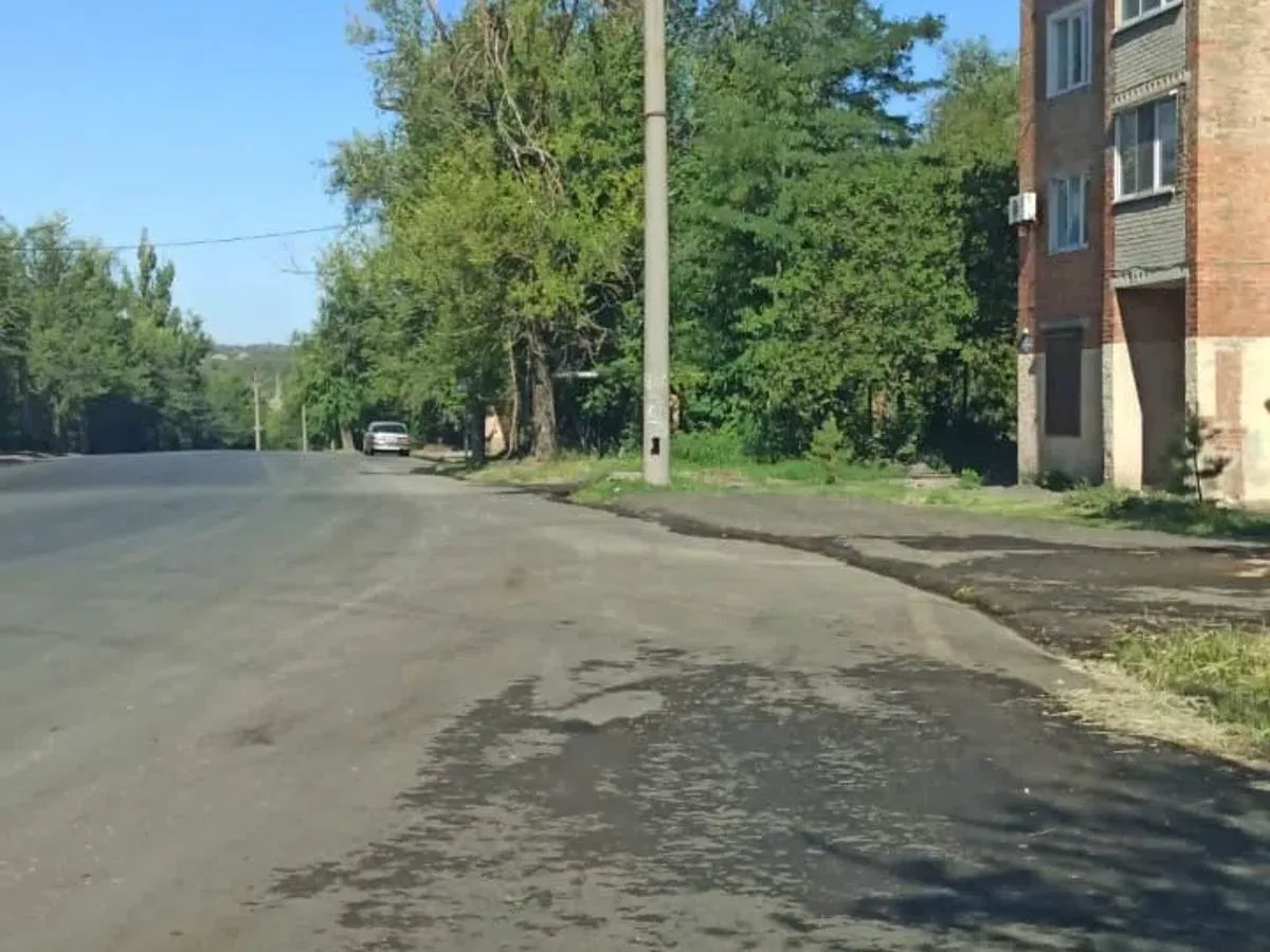 В Шахтах новый асфальт размывает водопроводная вода
