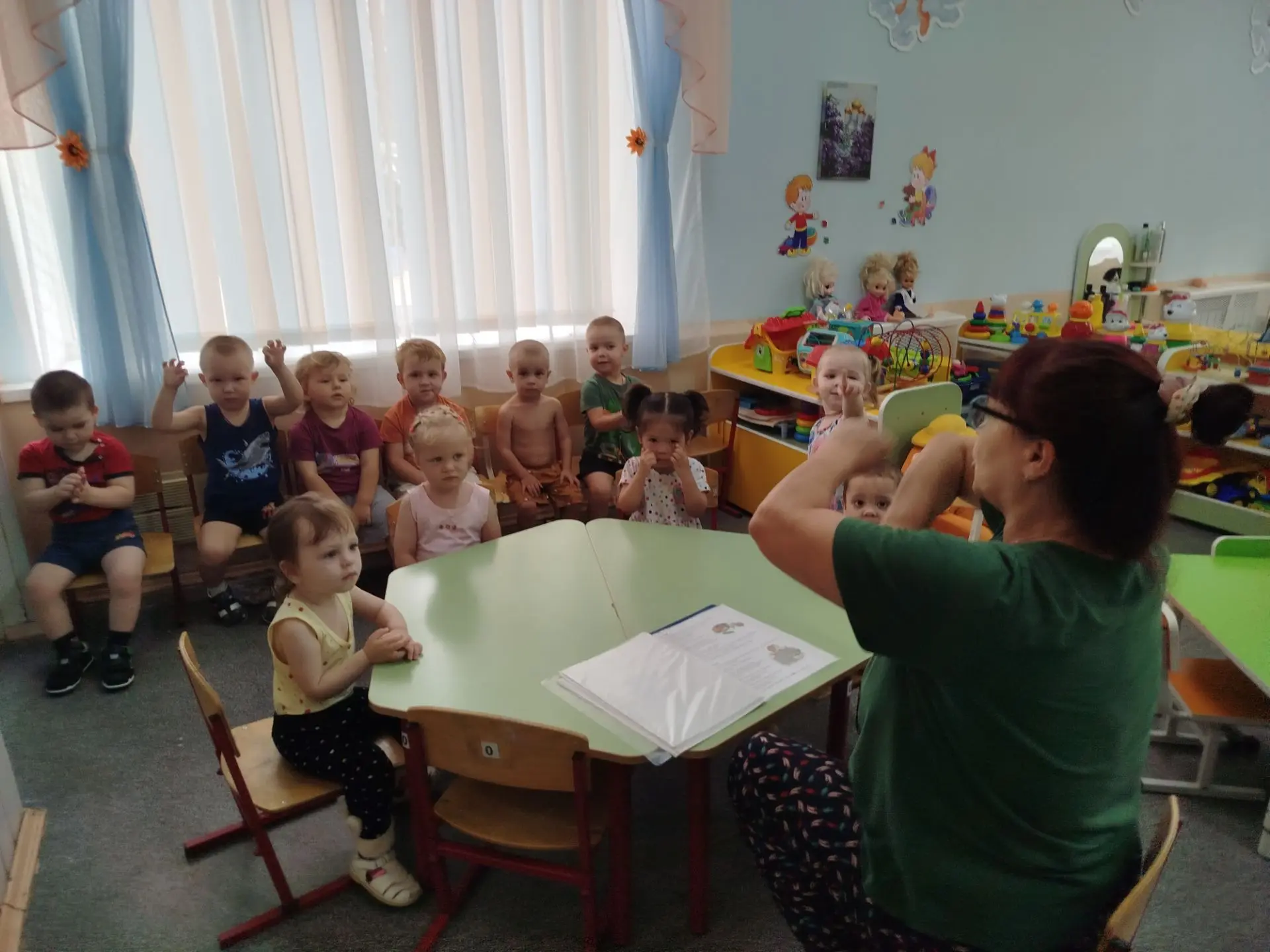 Самые маленькие ребята детского сада, воспитанники 1 группы учат пальчиковую гимнастику 👍