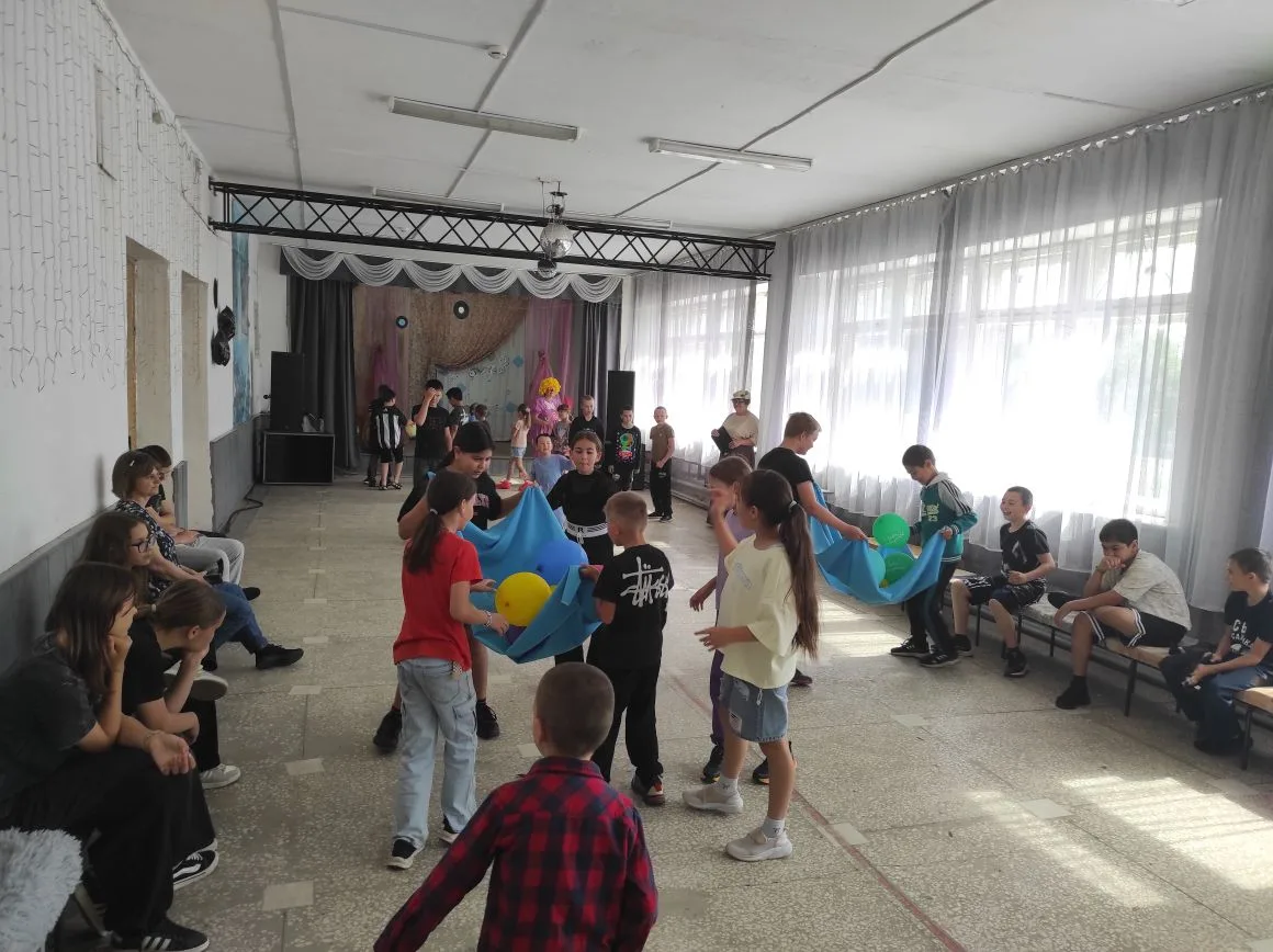 Сегодня в ДК п. Новопокровка прошла игровая программа для детей "Ларец волшебных сказок". Во время м