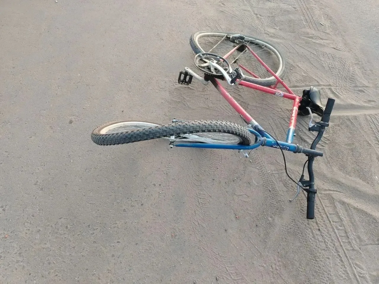 😱В Соль-Илецке легковушка насмерть сбила велосипедиста.

Авария произошла на перекрёстке улиц Цвилл