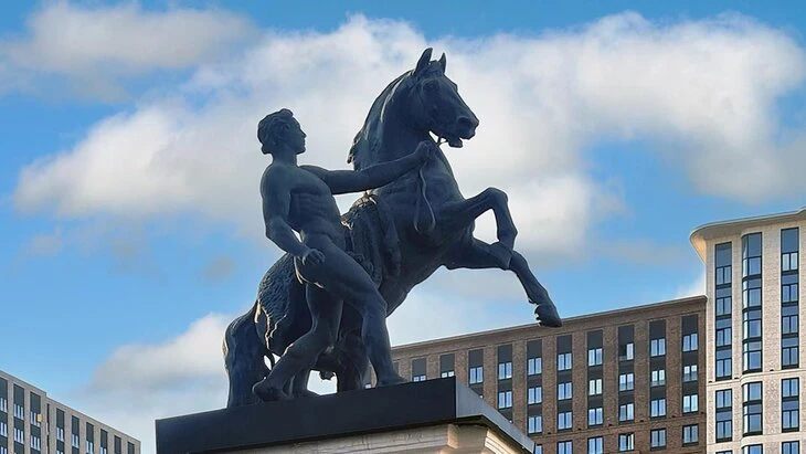 Историческим пилонам Центрального московского ипподрома вернут исторический облик.

📍 Они расположе