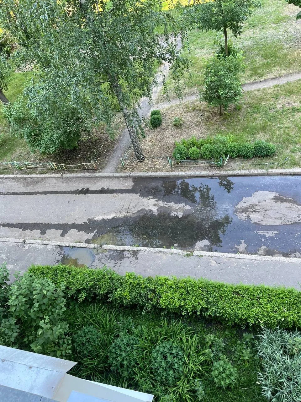 В Тепличном опять текут канализационные люки. И в подвал и по улице, обращаемся и в вод...