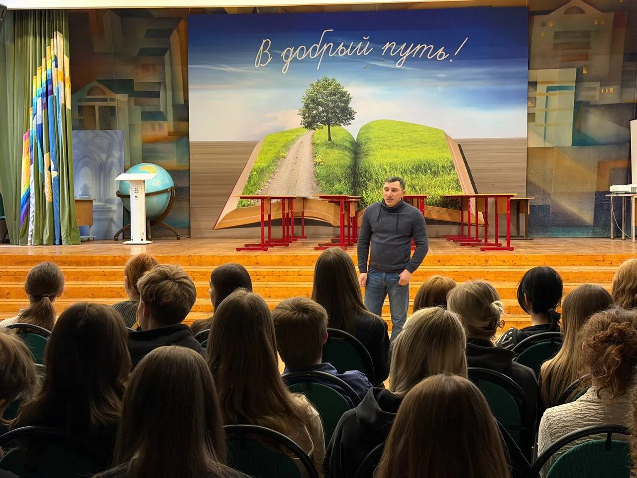 Профессия, о которой не расскажут в учебнике 📚✨  🎤 В нашей школе прошла встреча с представителем вое