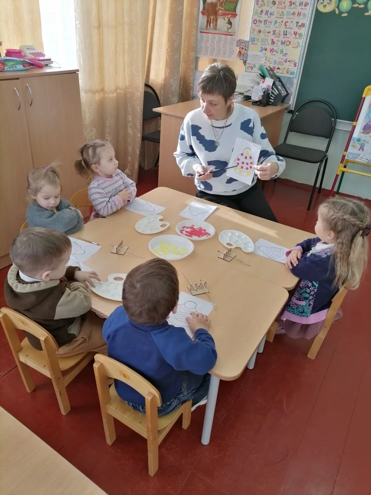В младшей группе прошло увлекательное занятие по аппликации, где дети вместе с воспитат...
