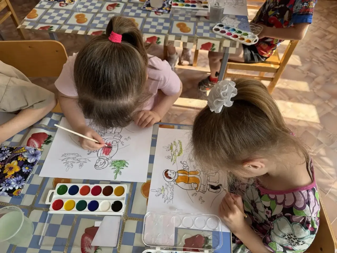 🎨 Сегодня на занятии по рисованию

Сегодня ребята вместе с воспитателем Божко Н. И. на занятии по р