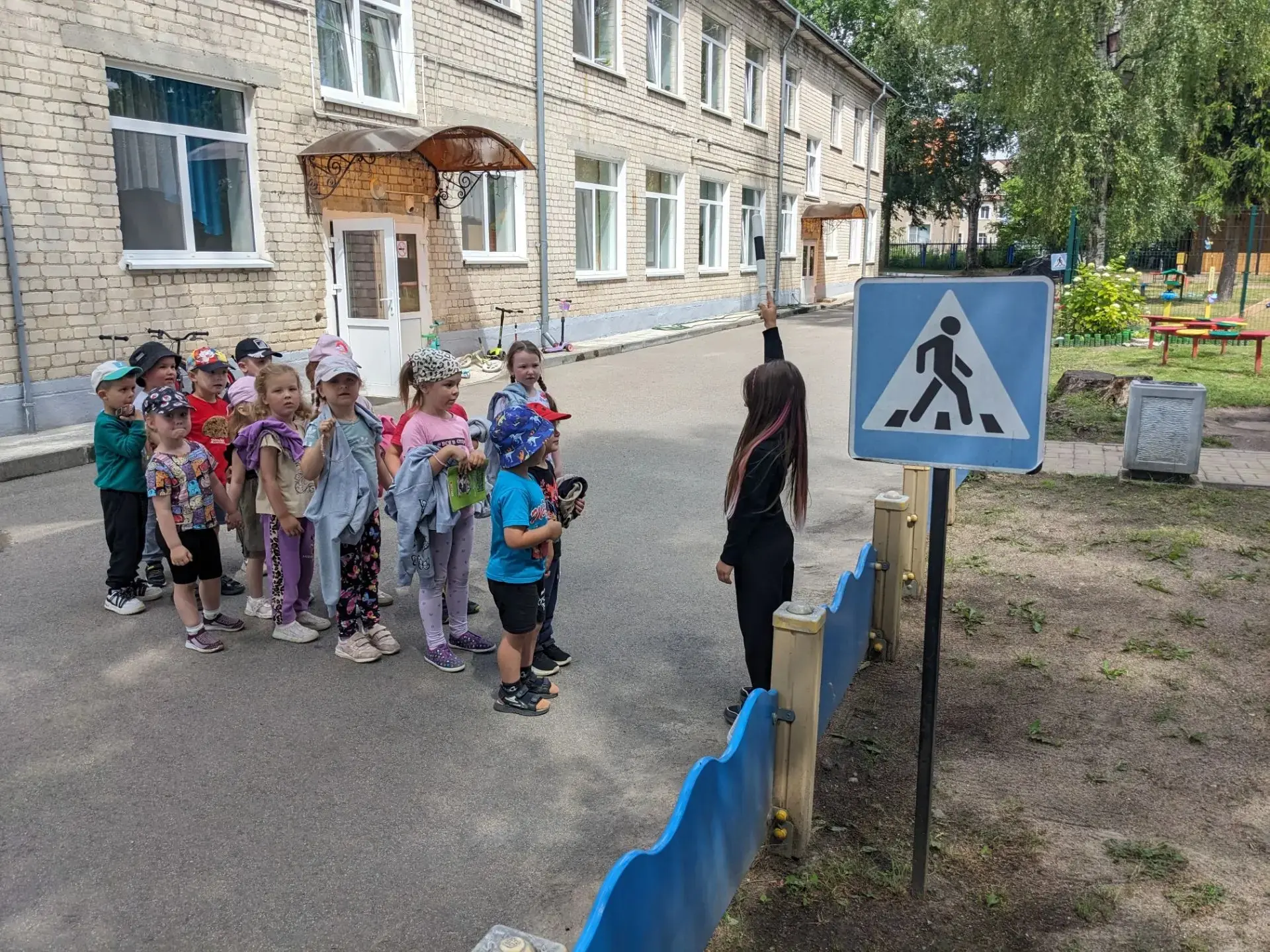 Все мы живем в обществе, где надо соблюдать определенные нормы и правила поведения в дорожно – транс