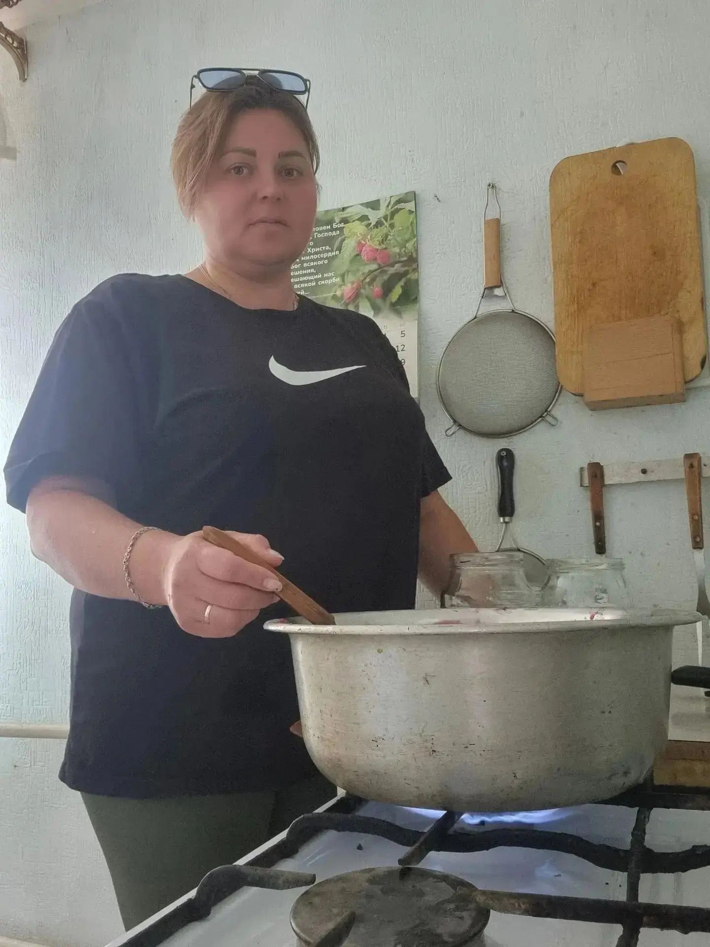 Лето в разгаре, а с ним и  мытьё банок,  консервирование фруктов и овощей на зиму.