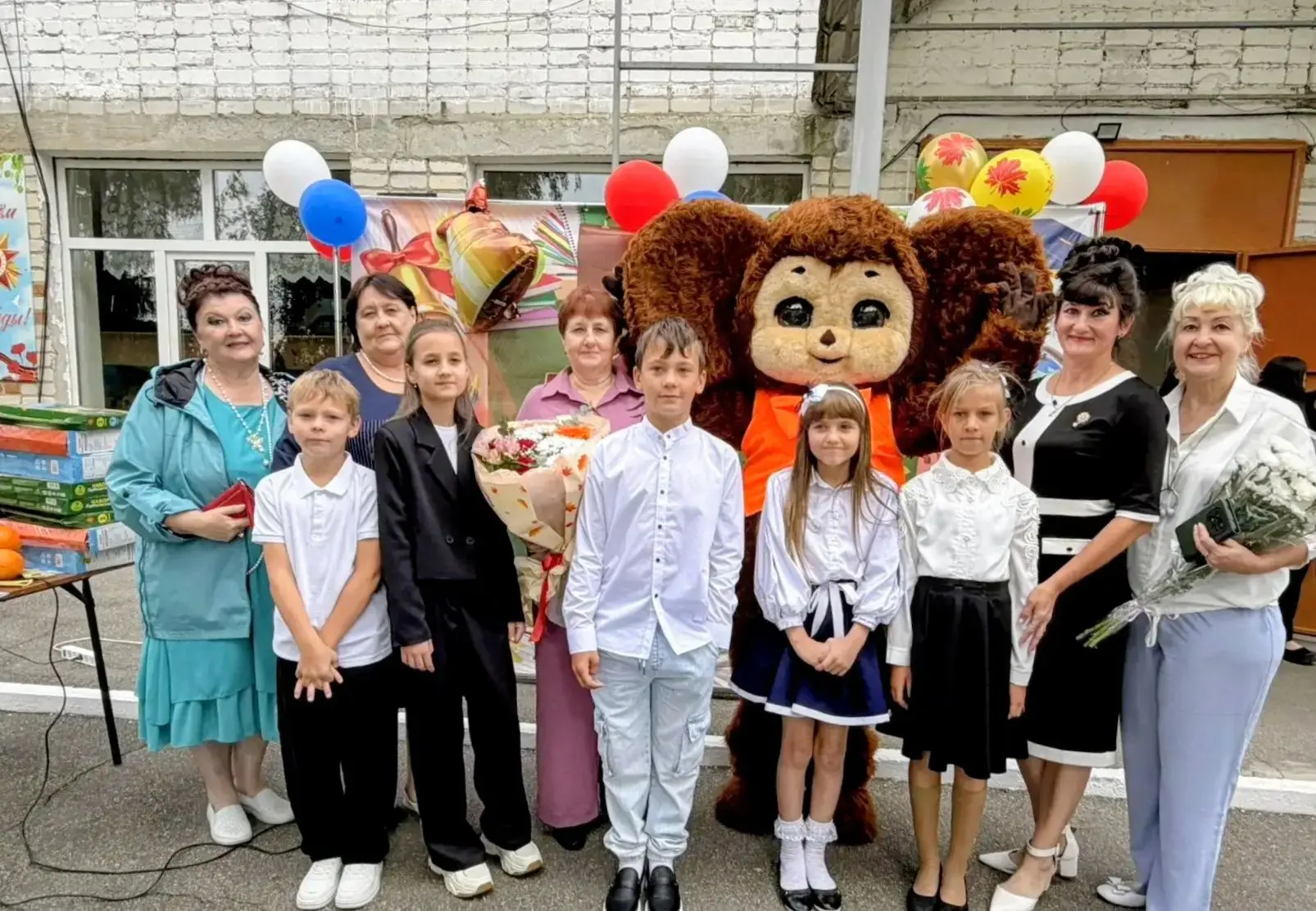 Есть дни, которые пахнут осенью, новыми учебниками и хризантемами. Сегодня именно такой...