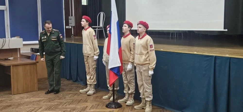 ✨ПОДНЯТИЕ ФЛАГА    🇷🇺Новая учебная неделя началась с традиционной церемонии поднятия флага Российско