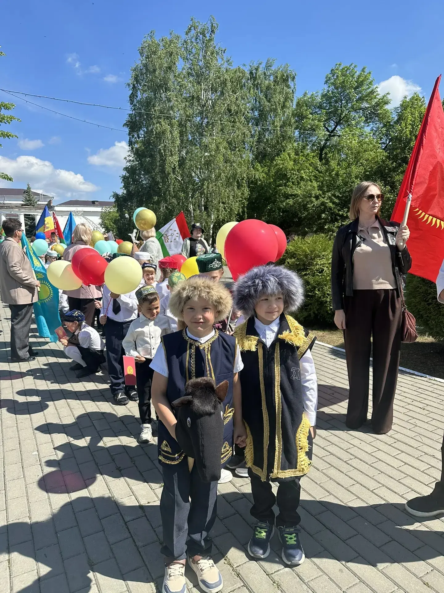 1 июня дети старшего дошкольного возраста приняли участие в «Параде детских садов», кот...