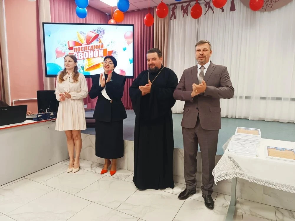 Последний звонок   В лицее прошёл торжественный, волнующий праздник «Последний звонок». Осталась поз