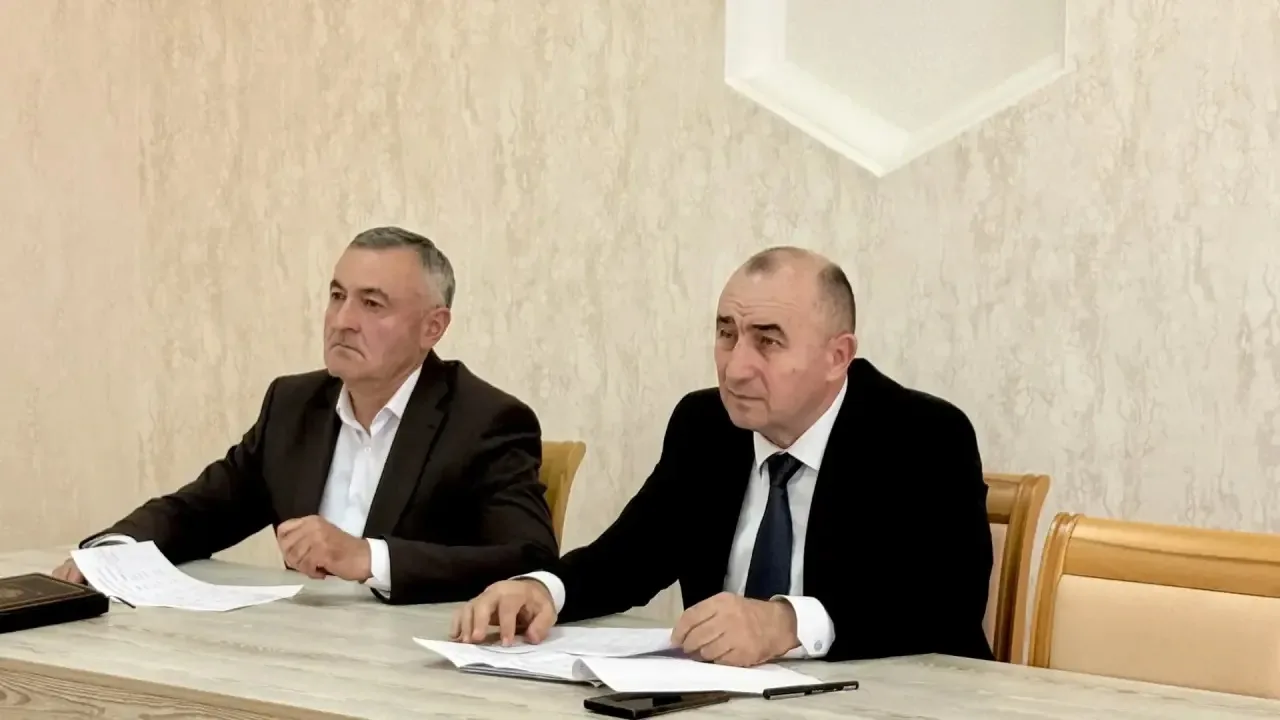 Сегодня, 17 июня 2026 года в малом зале администрации состоялось рабочее совещание с участием глав с