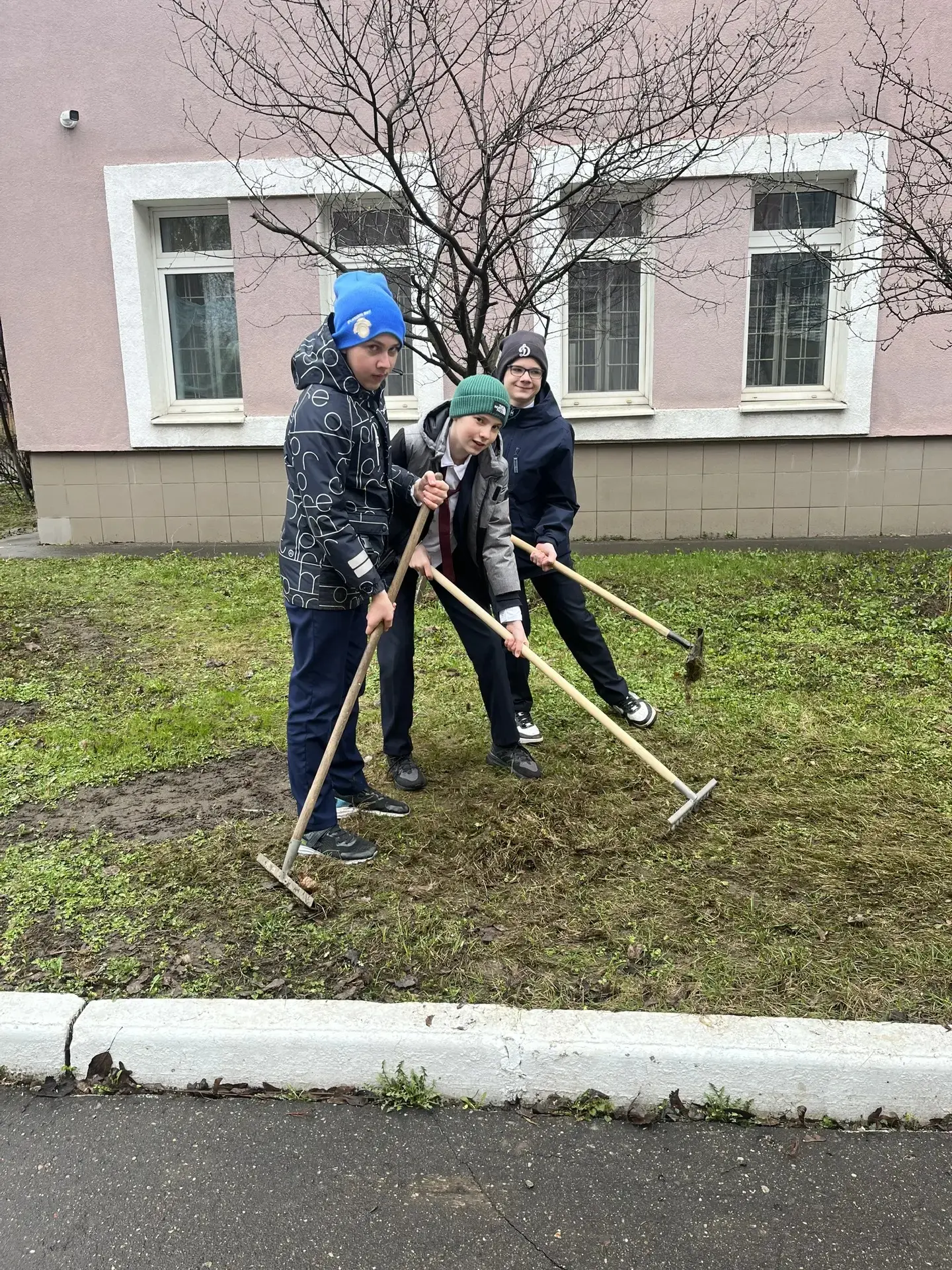 Городской субботник   Сегодня был полезный день! С утра мы дружным коллективом За нужный труд, отбро