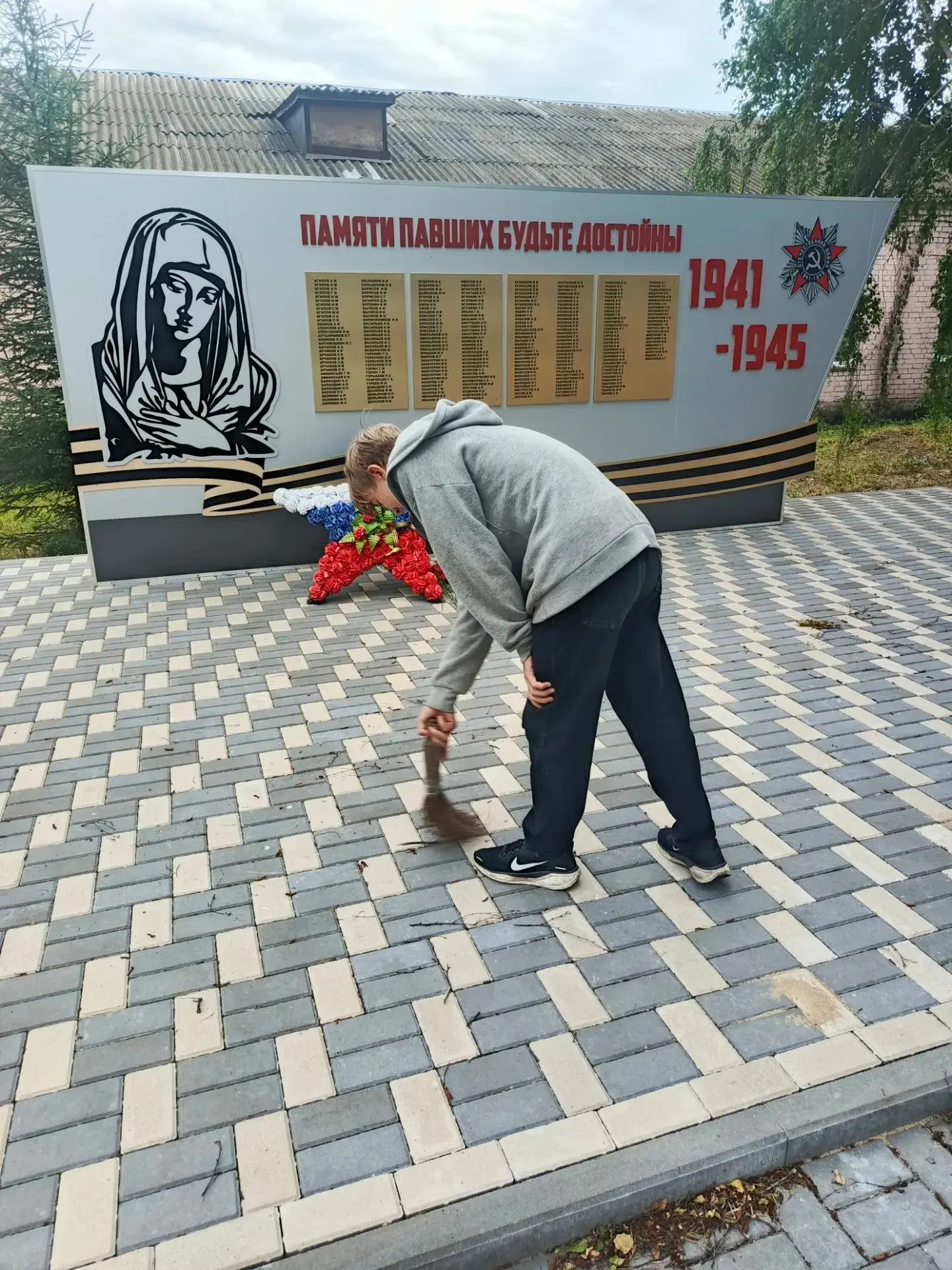 🌿 Хранители истории: забота о памяти на оздоровительной площадке!

Сегодня ребята из отряда «Хранит