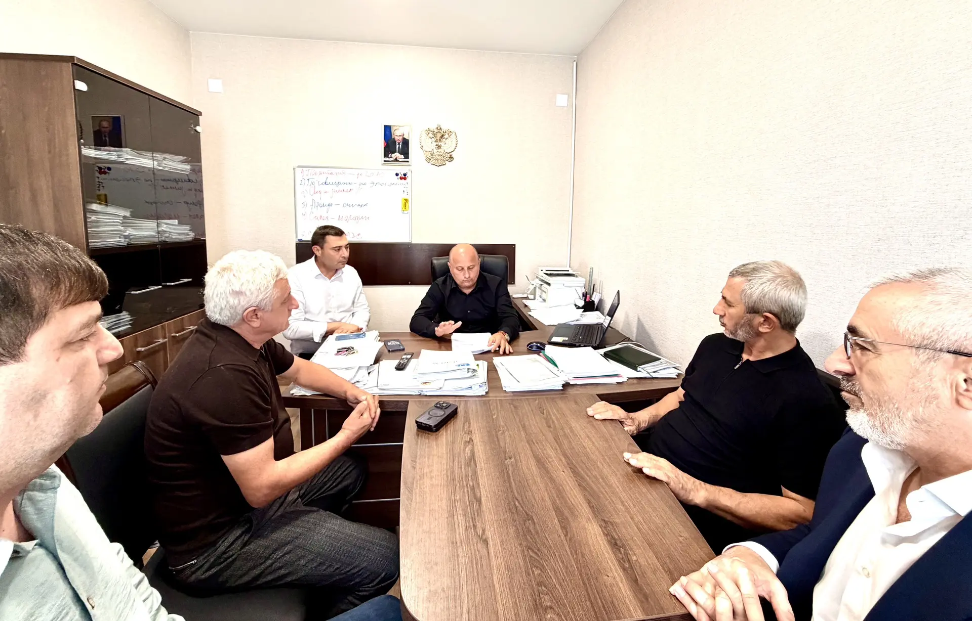 📃Замглавы Новолакского района Рустам Сулейманов обсудил с владельцами АЗС ключевые тре...