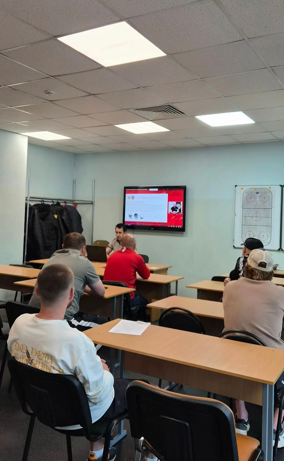Наши тренеры — в курсе всех правил игры!🏒