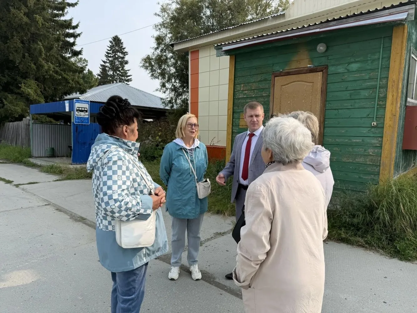 В Березово креативно подошли к ремонту дороги и тротуара в условиях скромного финансиро...