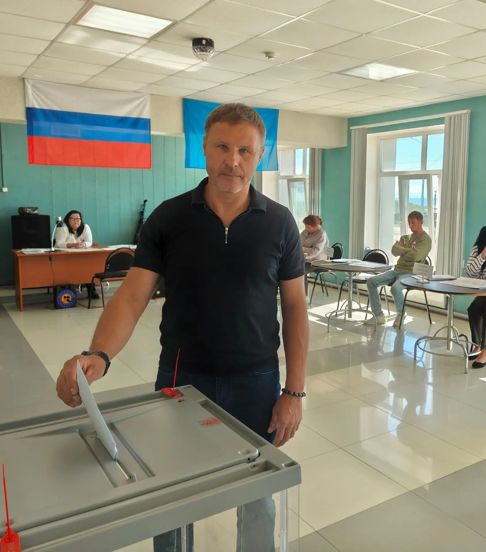 Проголосовал на выборах депутатов Государственной Думы IX созыва.