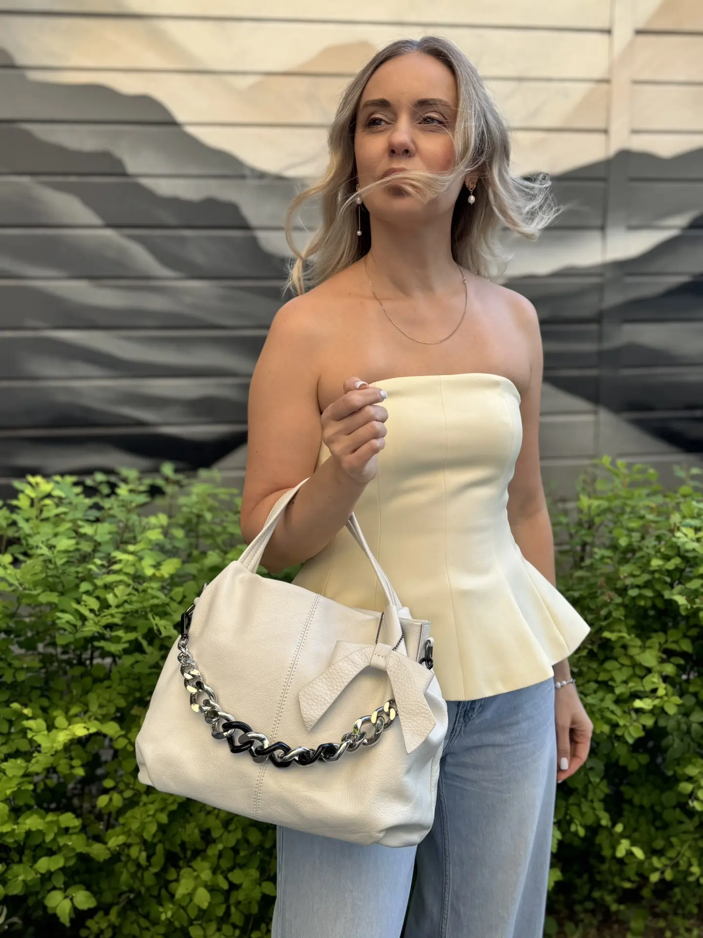 Белый 🤍

* стоимость: 7990₽, нат.кожа
* цвет: белый, желтый
* размер: 31*24*14