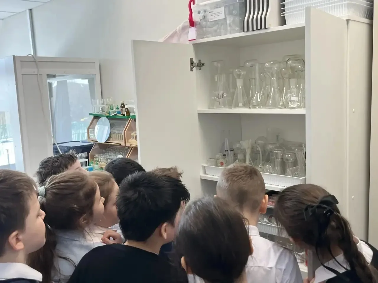 🧪Вау! Химия — это просто волшебство!         В рамках недели предметов естественно-научного и гумани