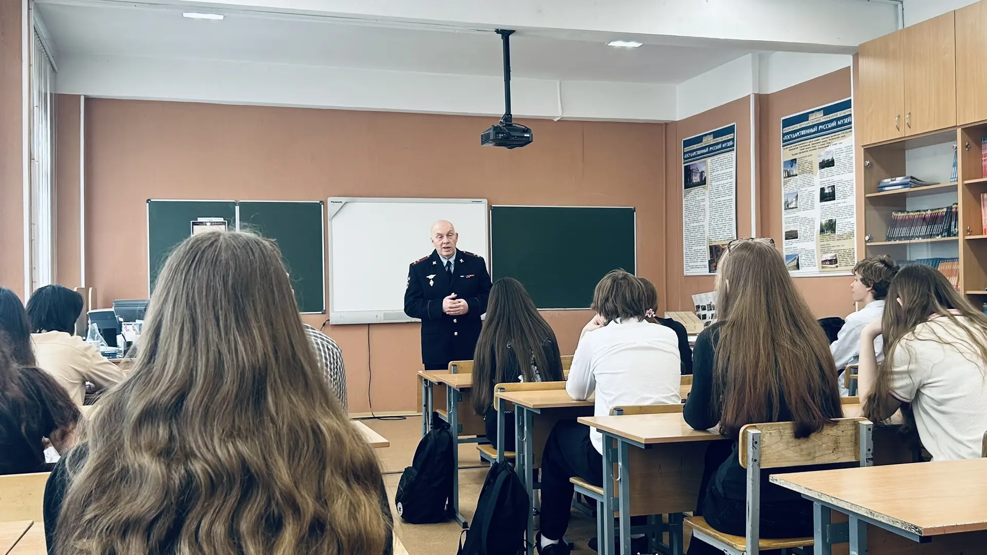 Связь поколений не прерывается 🇷🇺  Сегодня в школе прошел «Урок мужества». Такие встречи давно стали