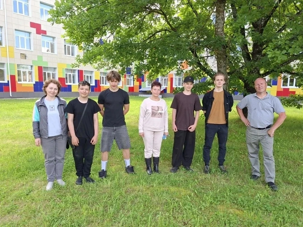 Аллея из кедров появилась на территории Чагодской средней школы 

🌱Ученики лесного класса под руков