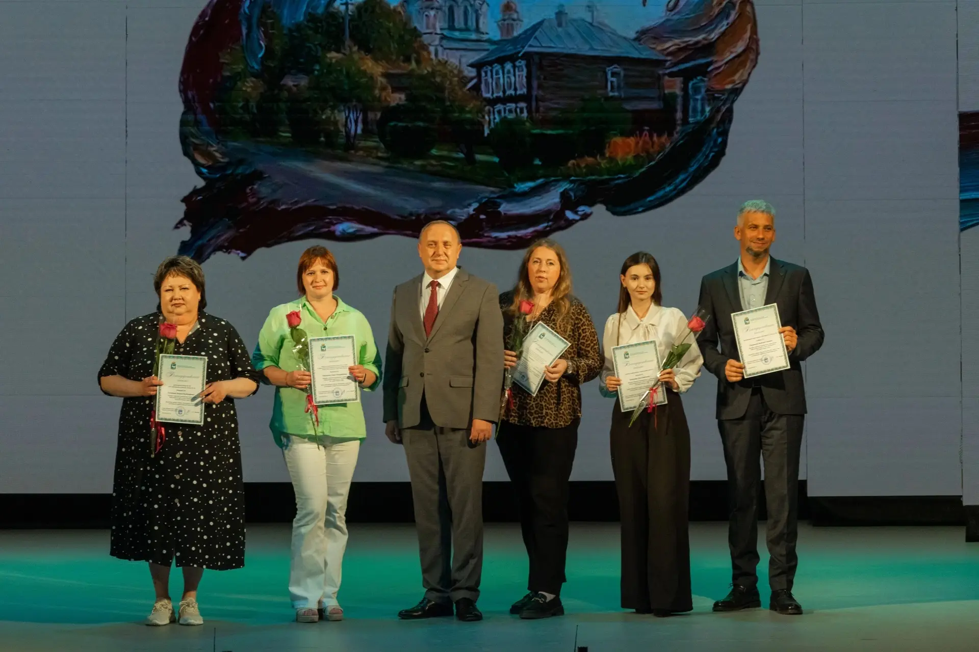 🎉 Вчера наш учитель ОБЗР, Слобцов Анатолий Олегович, был награждён благодарственным письмом главы м