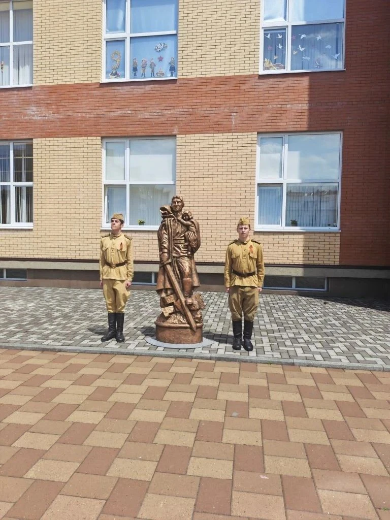 Бессмертный полк в ЦО «Диалог»: память, которая живет в сердцах      Сегодня двор Центра образования