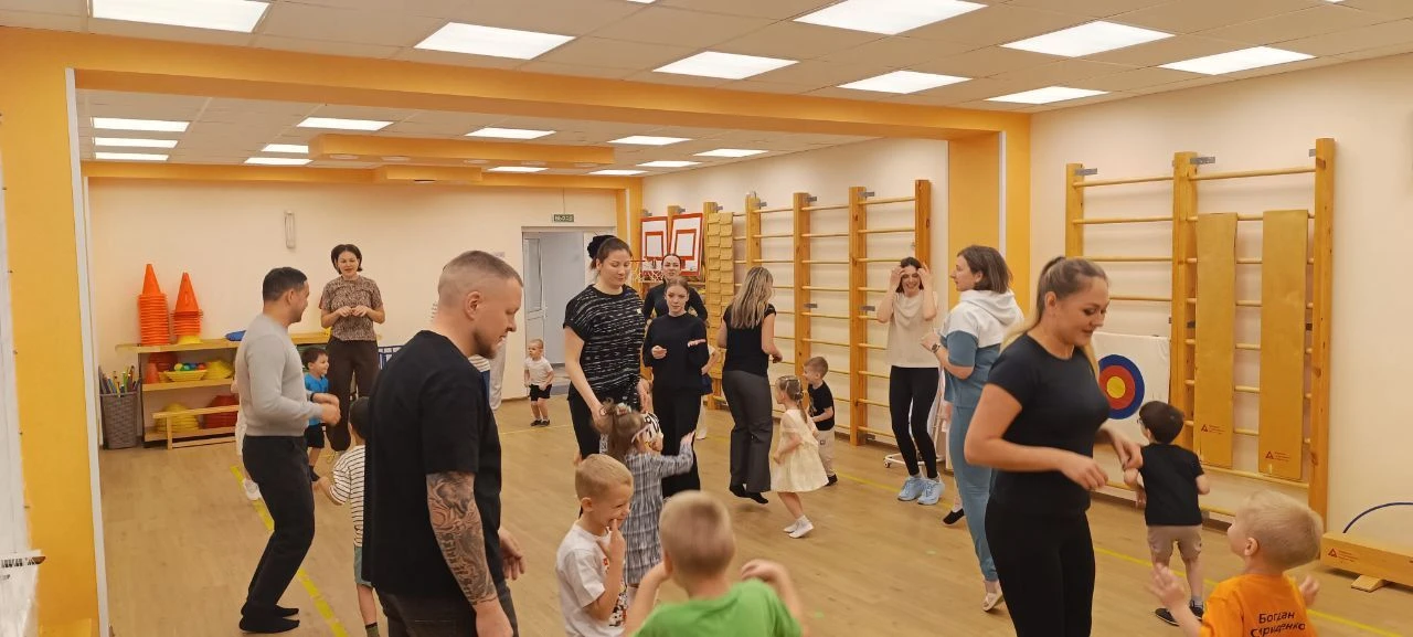 Сегодня в Светлячке состоялась традиционная совместная зарядка для детей и их родителей!
Дети с радо