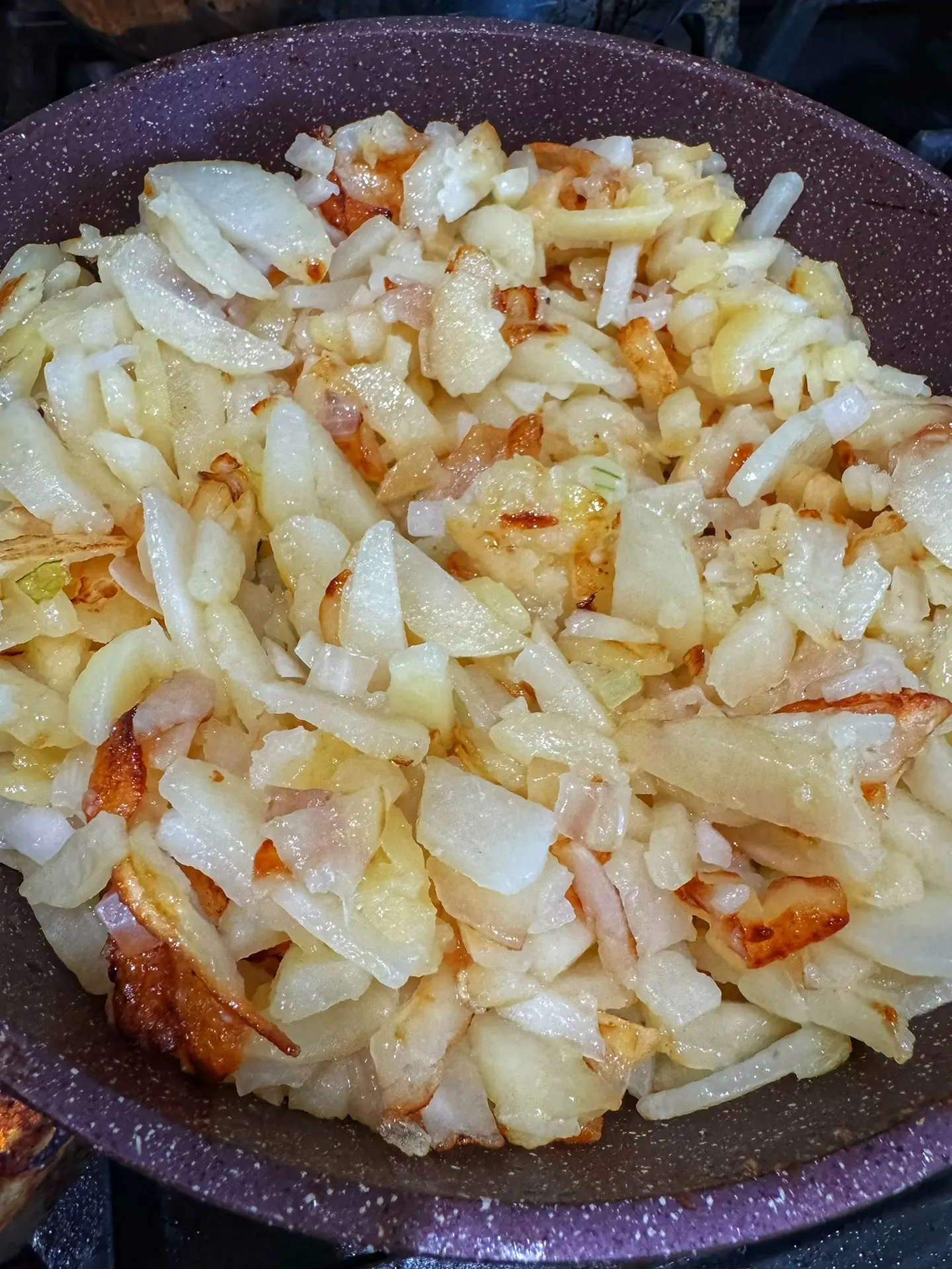 А у нас сегодня самый вкусный ужин - жареная картошечка😋, классика русской кухни. С соленой рыбкой,