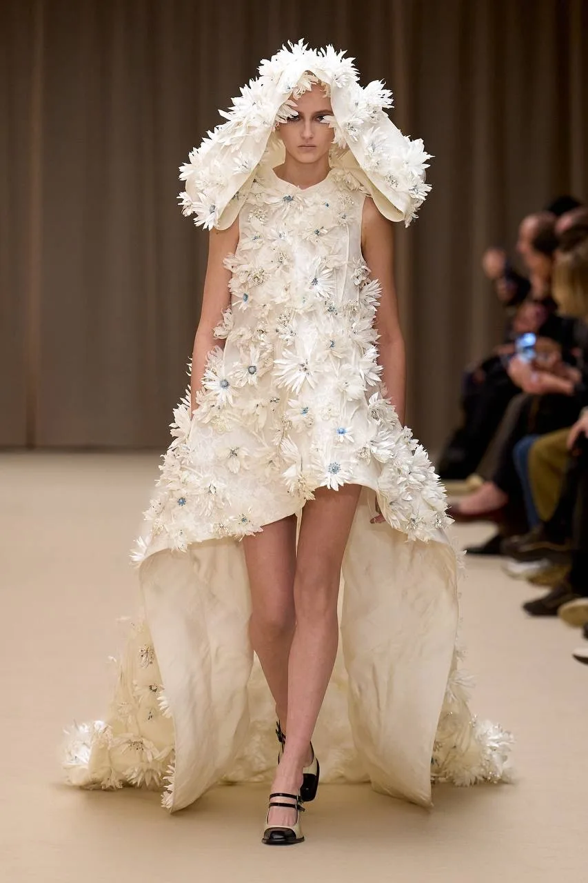 В новой коллекции Alexander McQueen креативный директор Seán McGirr снова добавляет фирменную драмат