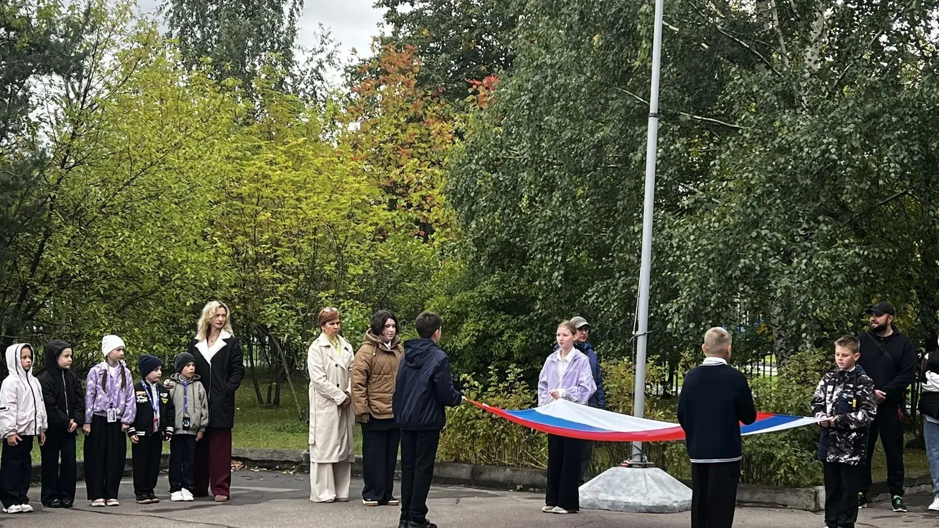 Утро понедельника начинается с традиции - и она объединяет всех! 🇷🇺