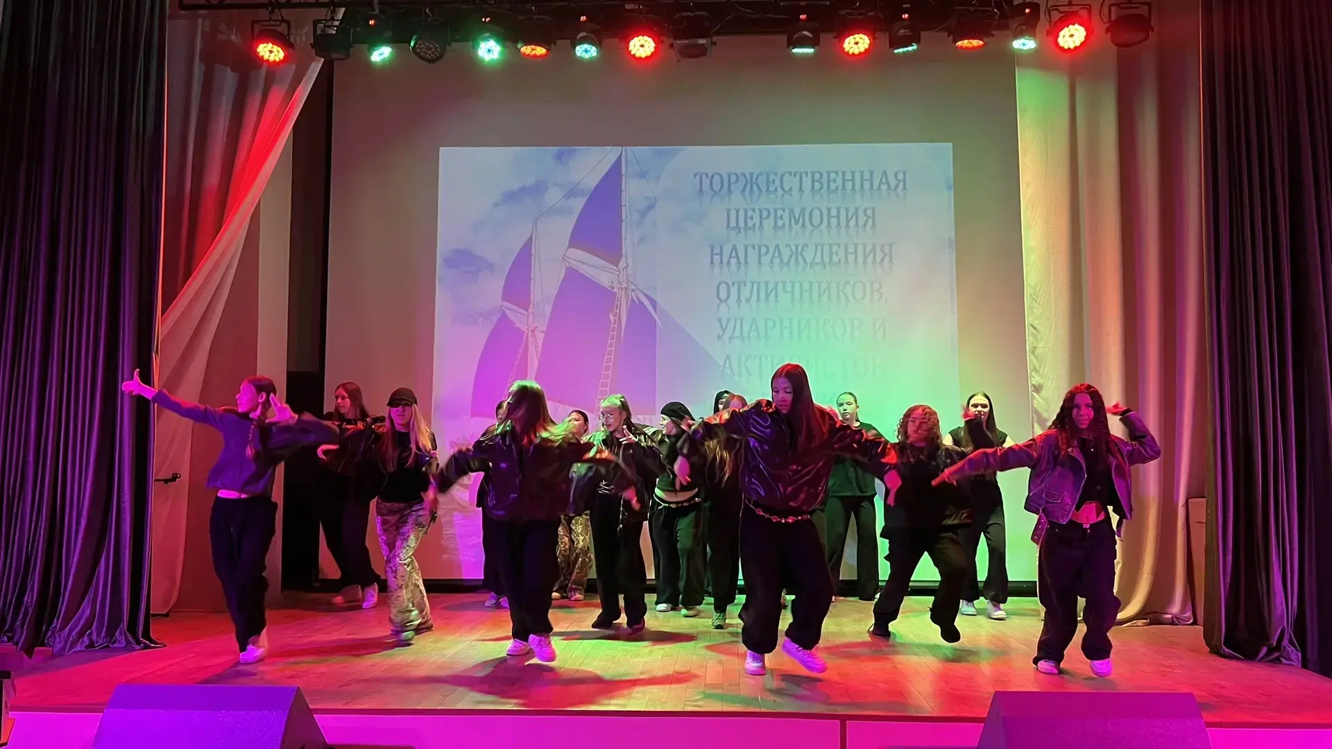 🎉 22 мая в актовом зале нашей школы прошла торжественная церемония награждения отличников, ударников